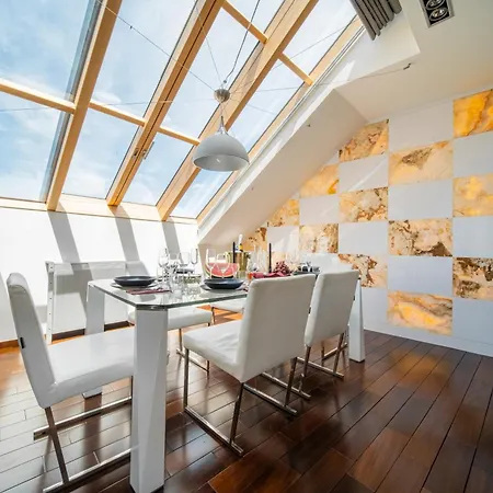 View Luxury With Foosball & Xbox - In Centre Apartment