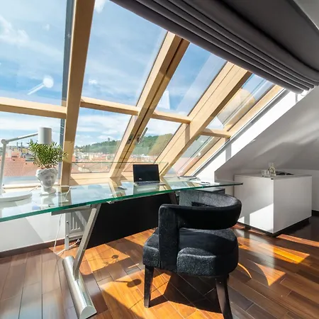 View Luxury With Foosball & Xbox - In Centre Apartment